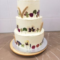 Svatební dort se sušenými květy